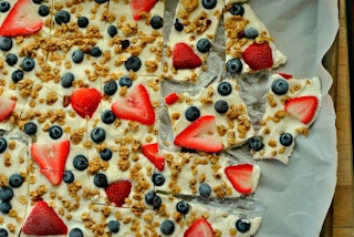 easy breakfast yogurt bark 1531318715