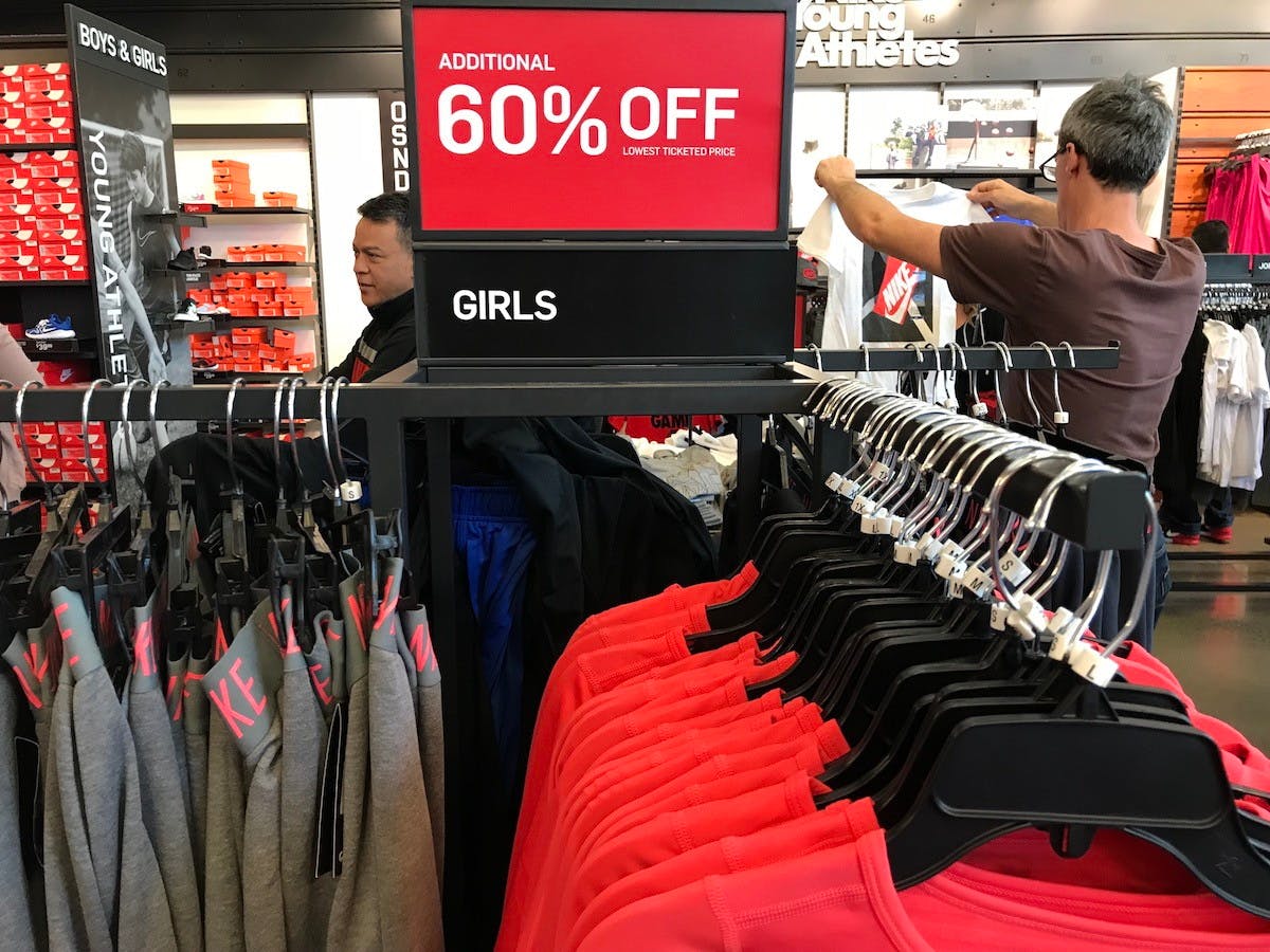 Una noche yo lavo mi ropa pausa Nike Factory Outlet Sale Tips to Help You Save on Kicks - The Krazy Coupon  Lady