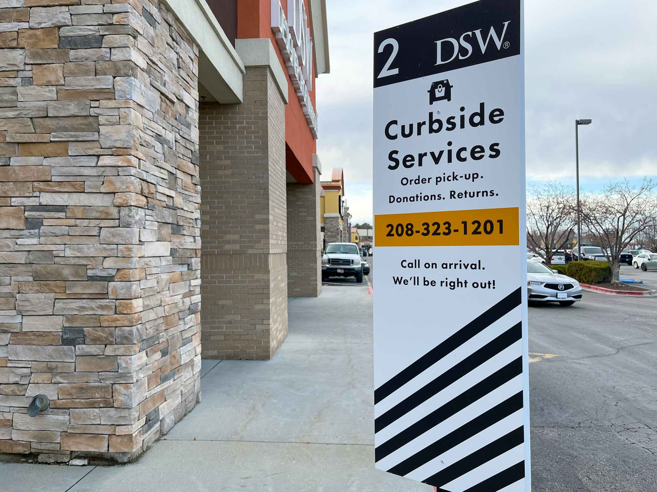 A sign for Curbside Services outside DSW.