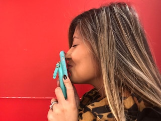 kissing phone target 2018 1537824852