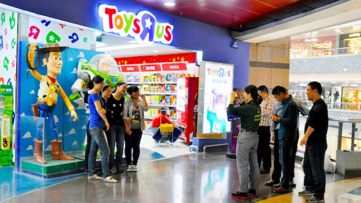 toys r us reopening locations