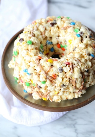 popcorn cake holiday treat 1542770885