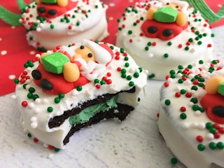 santa cookies holiday oreo 1542165555
