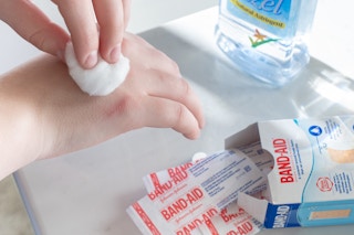 20181212 kcl witch hazel hacks heal minor cuts 01 1544826427