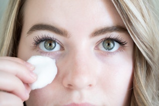 20181212 kcl witch hazel hacks shrink under eye bags 01 1544826734