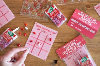 someone using tictacs on a valentines day tic tac toe card