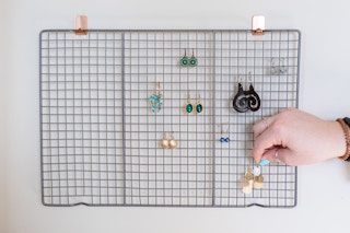 20190130 kcl organization ideas baking rack earring storage 04 1548975366