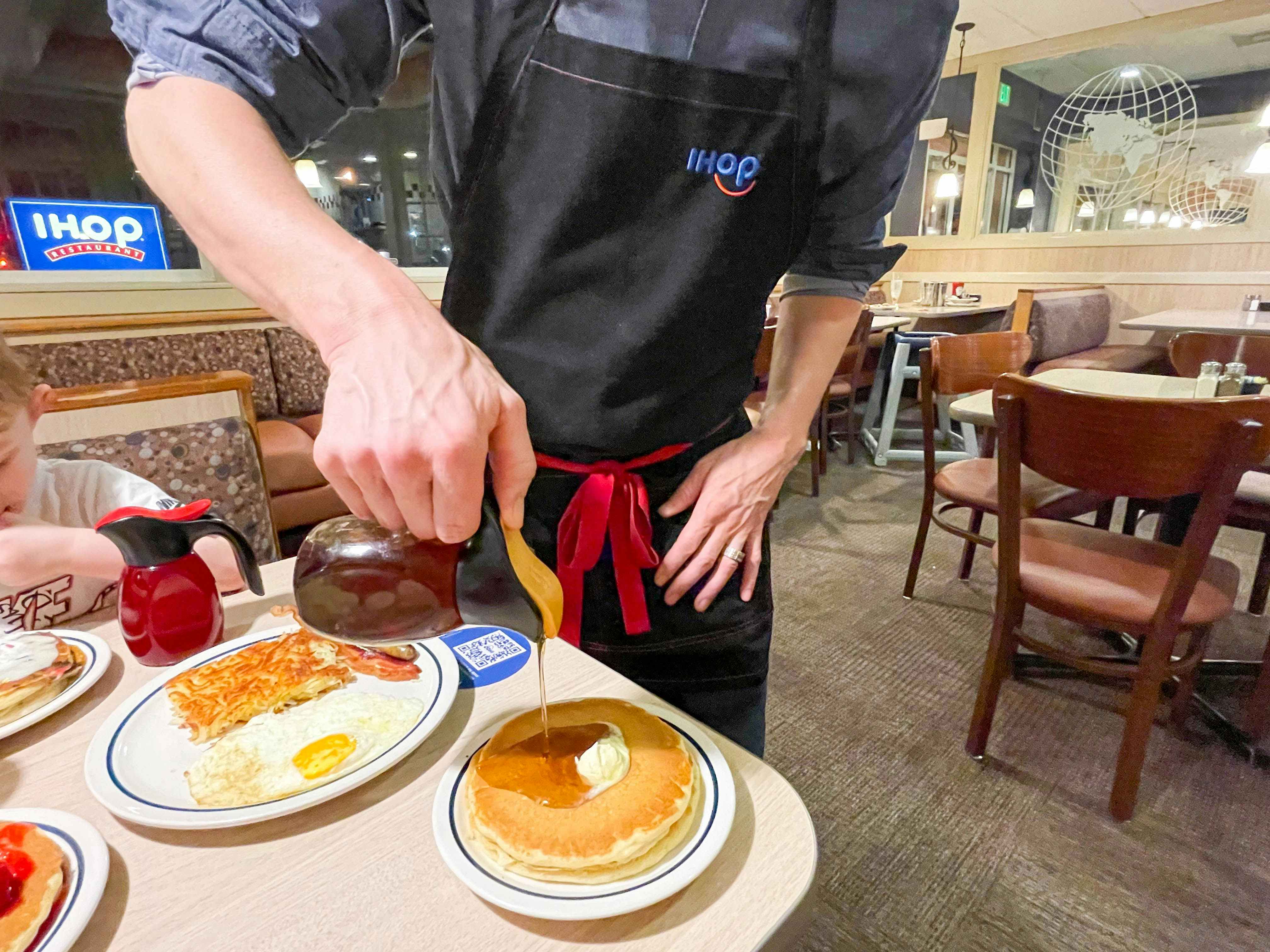 ihop employee pouring syrup
