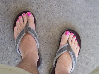 man painted toes 1547070952