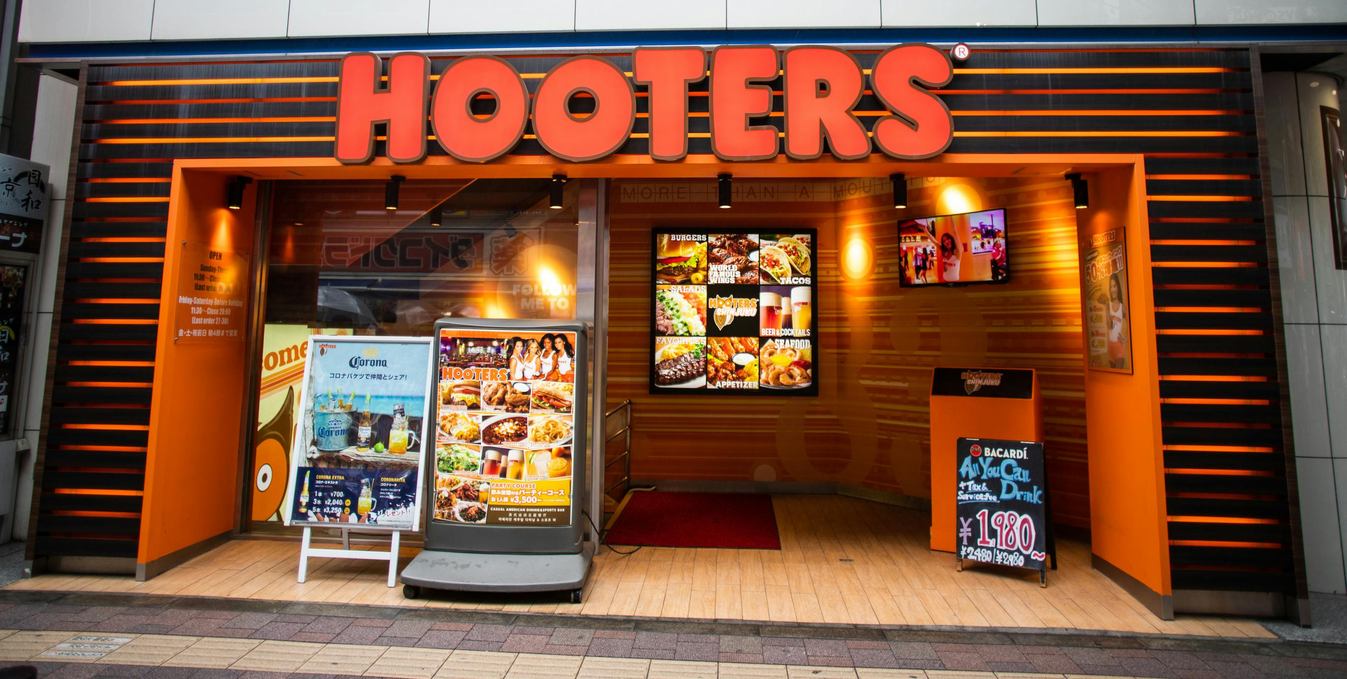 A Hooter's franchise entryway