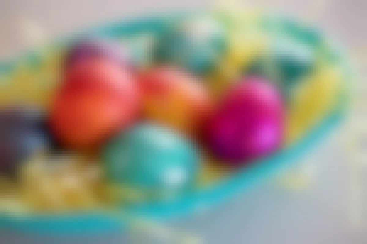 Decorate Easter eggs using a plastic bag, food coloring and glitter.