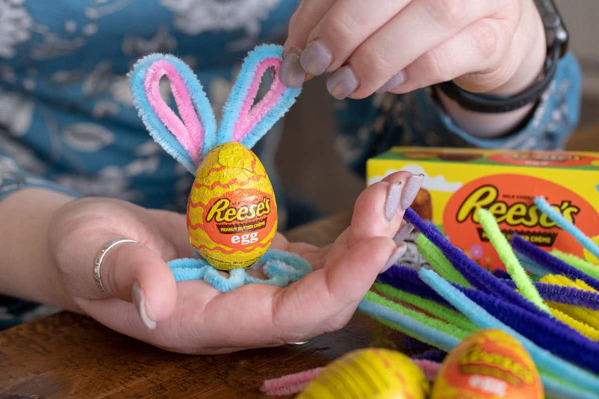 Use pipe cleaners to transform a chocolate creme egg into a bunny.