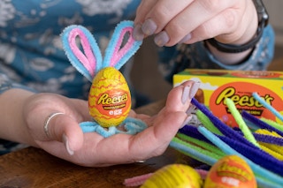 Use pipe cleaners to transform a chocolate creme egg into a bunny.