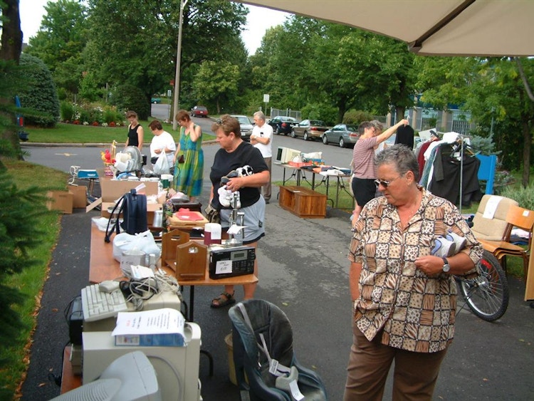 garage-sale-driveway