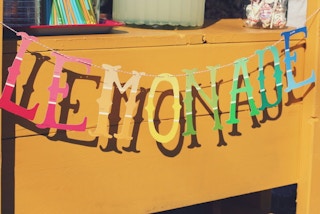 Garage-sale-lemonade-stand