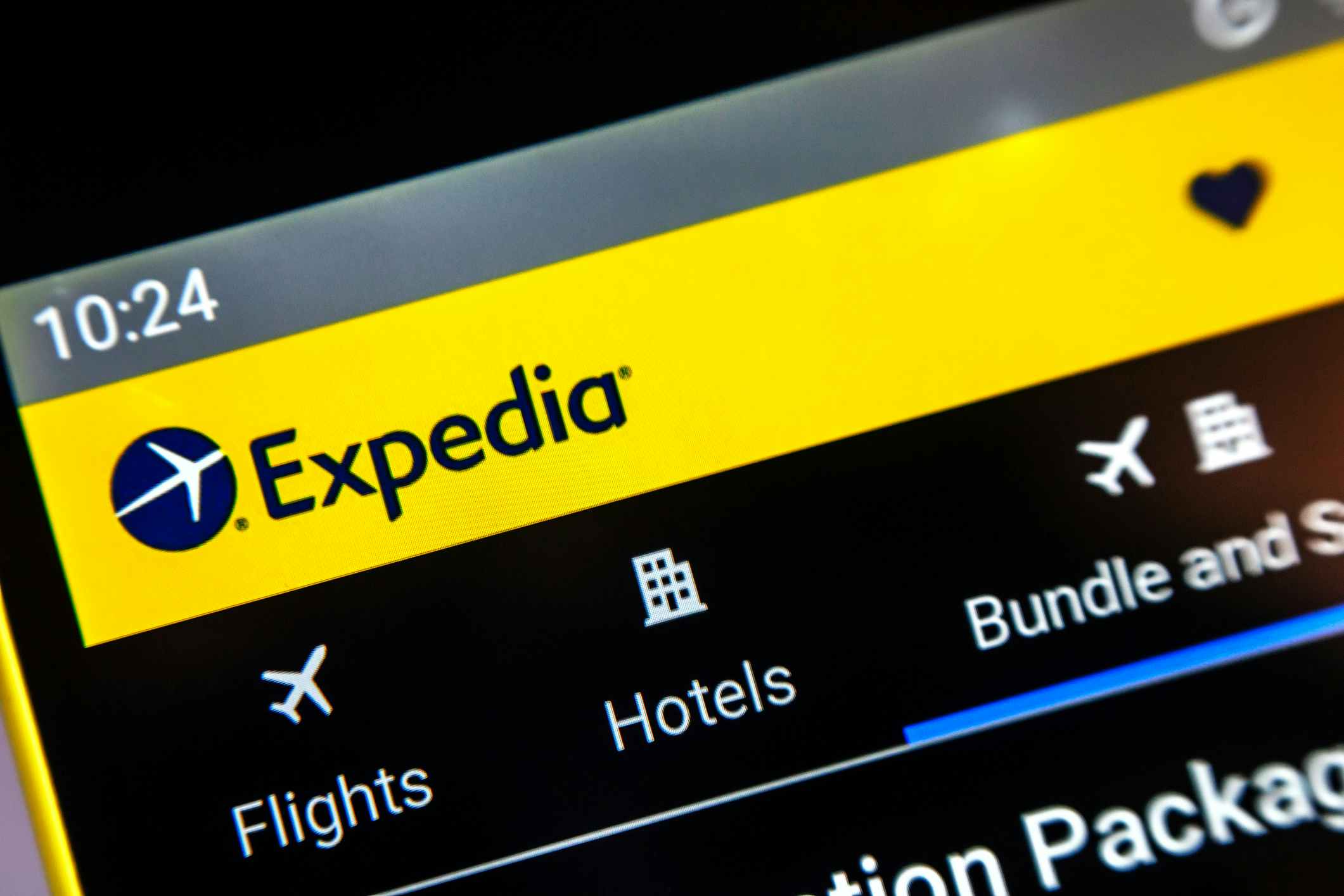 expedia home screen showing rental car hotel bundle button