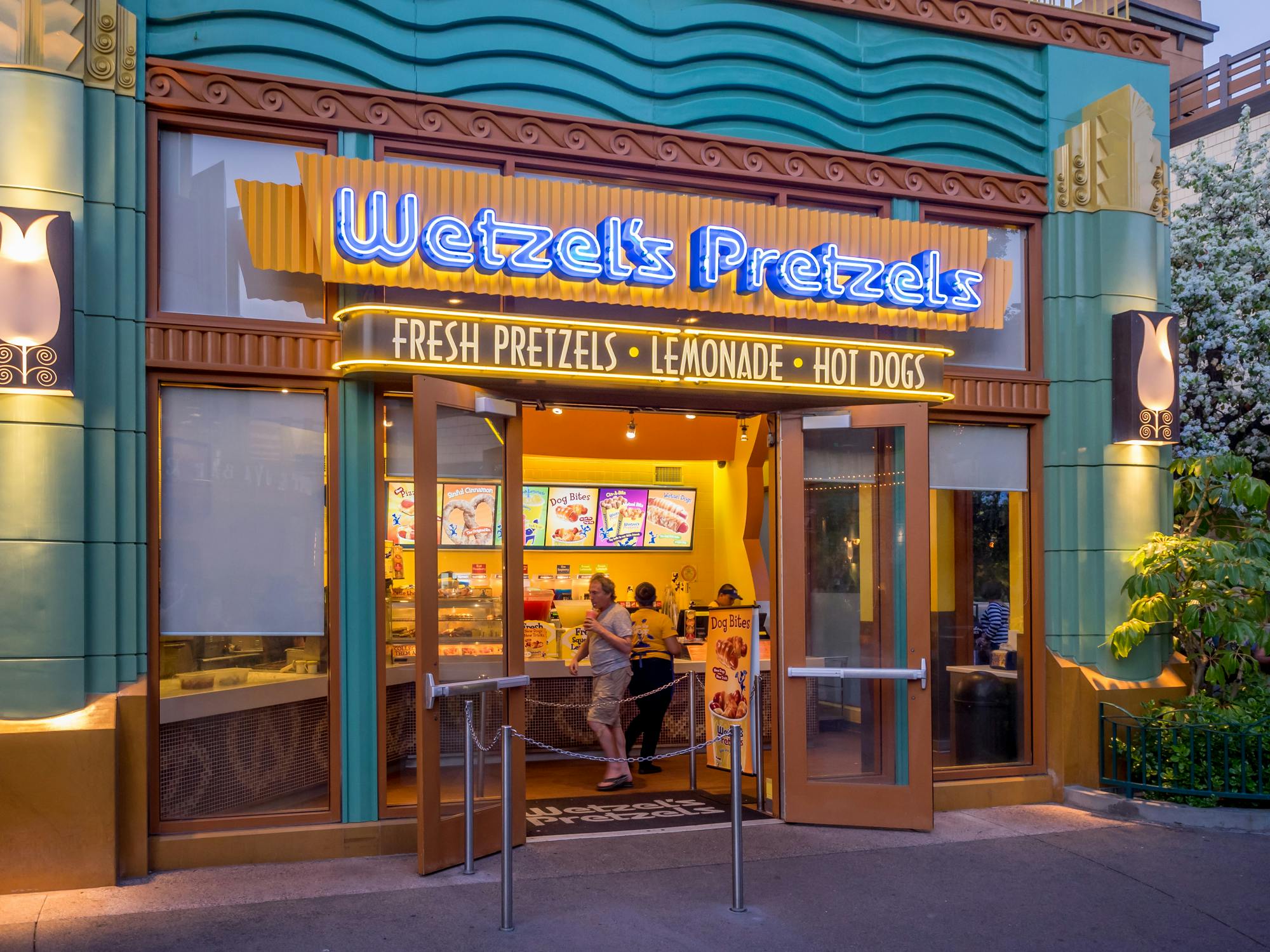 Wetzel%26%238217%3Bs+Pretzels+add+a+family+flavor+to+the+food+truck+program