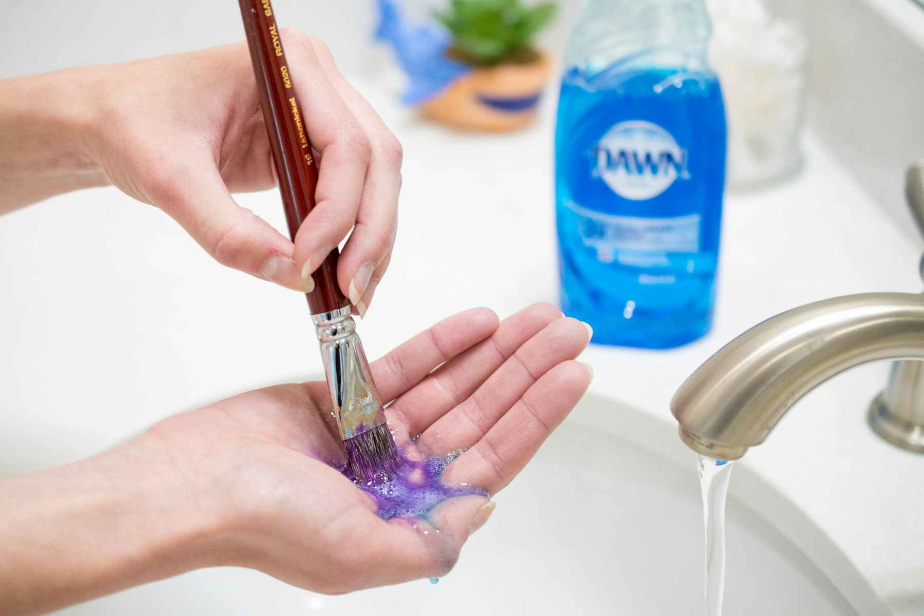 https://prod-cdn-thekrazycouponlady.imgix.net/wp-content/uploads/2019/06/20190621-kcl-dawn-dish-soap-hacks-clean-paintbrushes-02-1561423678.jpg?auto=format&fit=fill&q=25