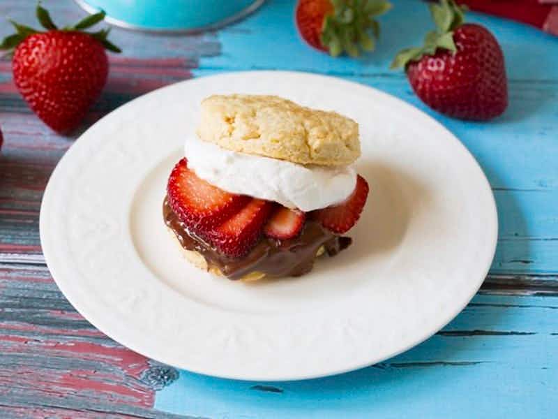 Turn a plain s'mores sandwich into a strawberry shortcake.