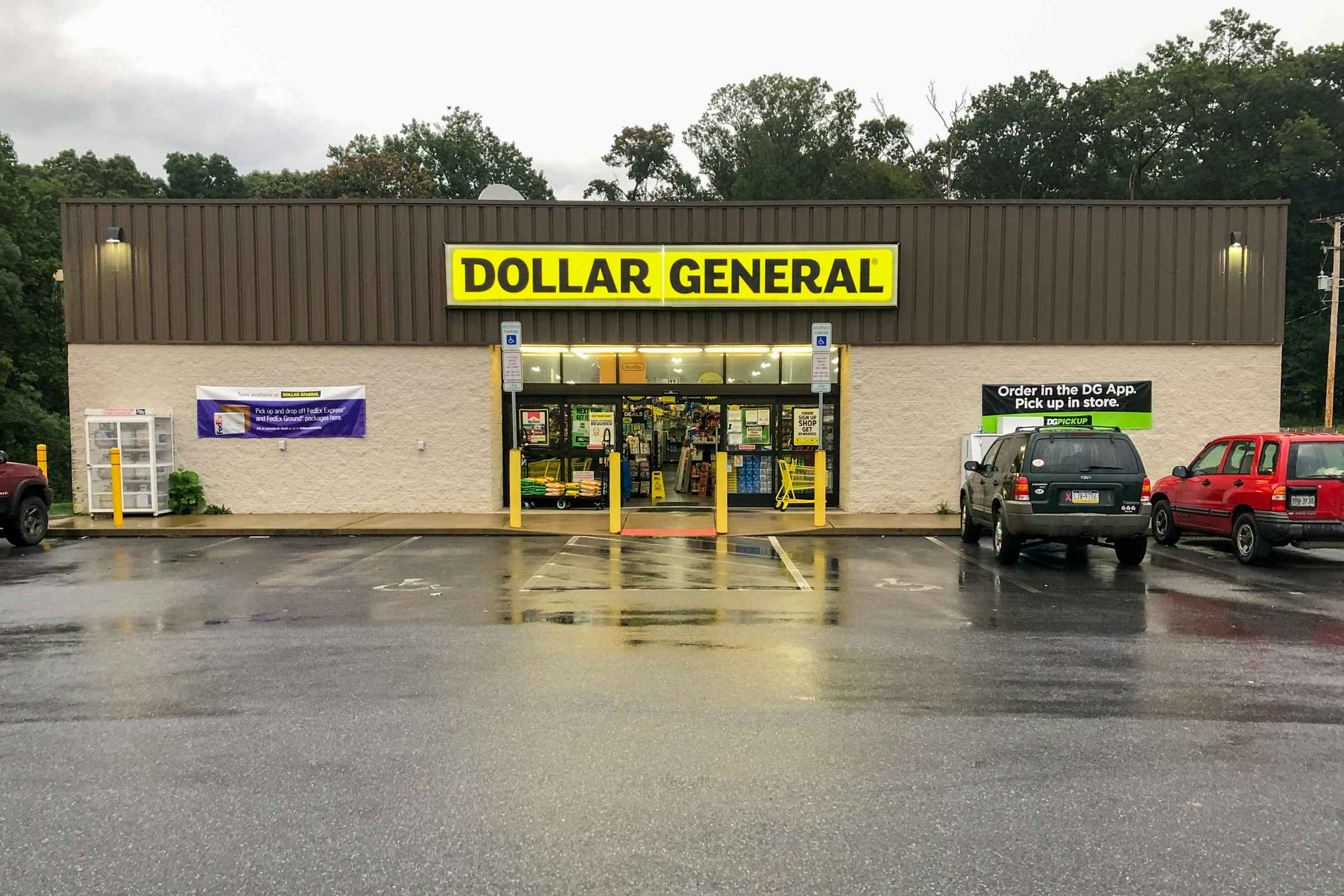 Dollar General Store front