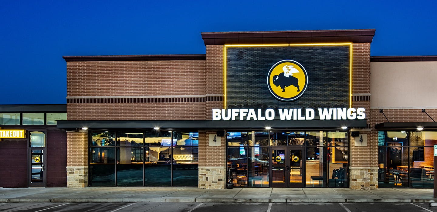 17 Buffalo Wild Wings Deals That'll Get You Free Wings and