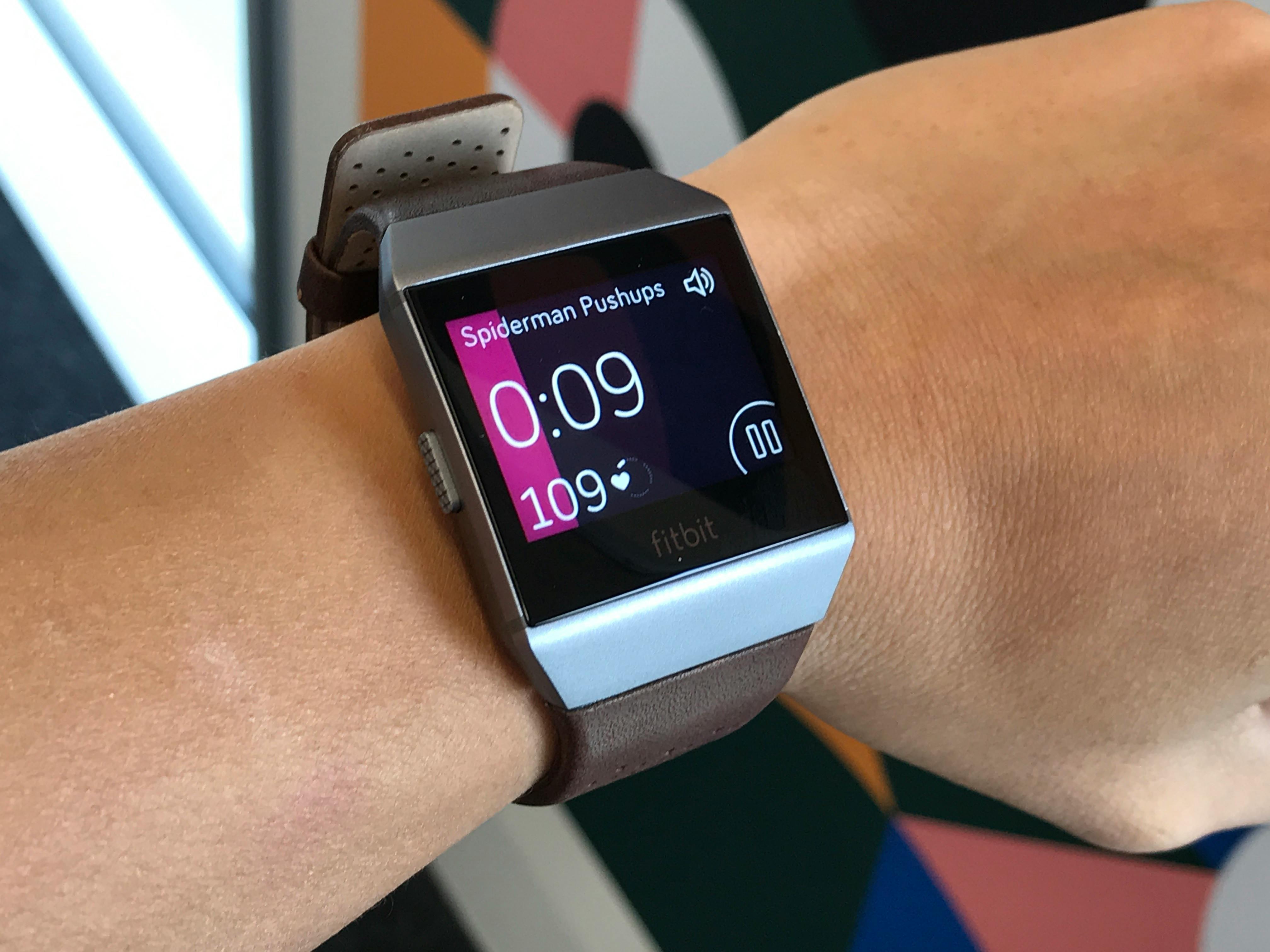 Смарт часы с функцией измерения. Часы Фитбит. Fitbit Ionic. Умные часы Fitbit. Часы Fitbit с квадратным экраном.