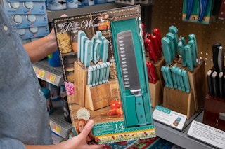 walmart pioneer woman knife set hand holding