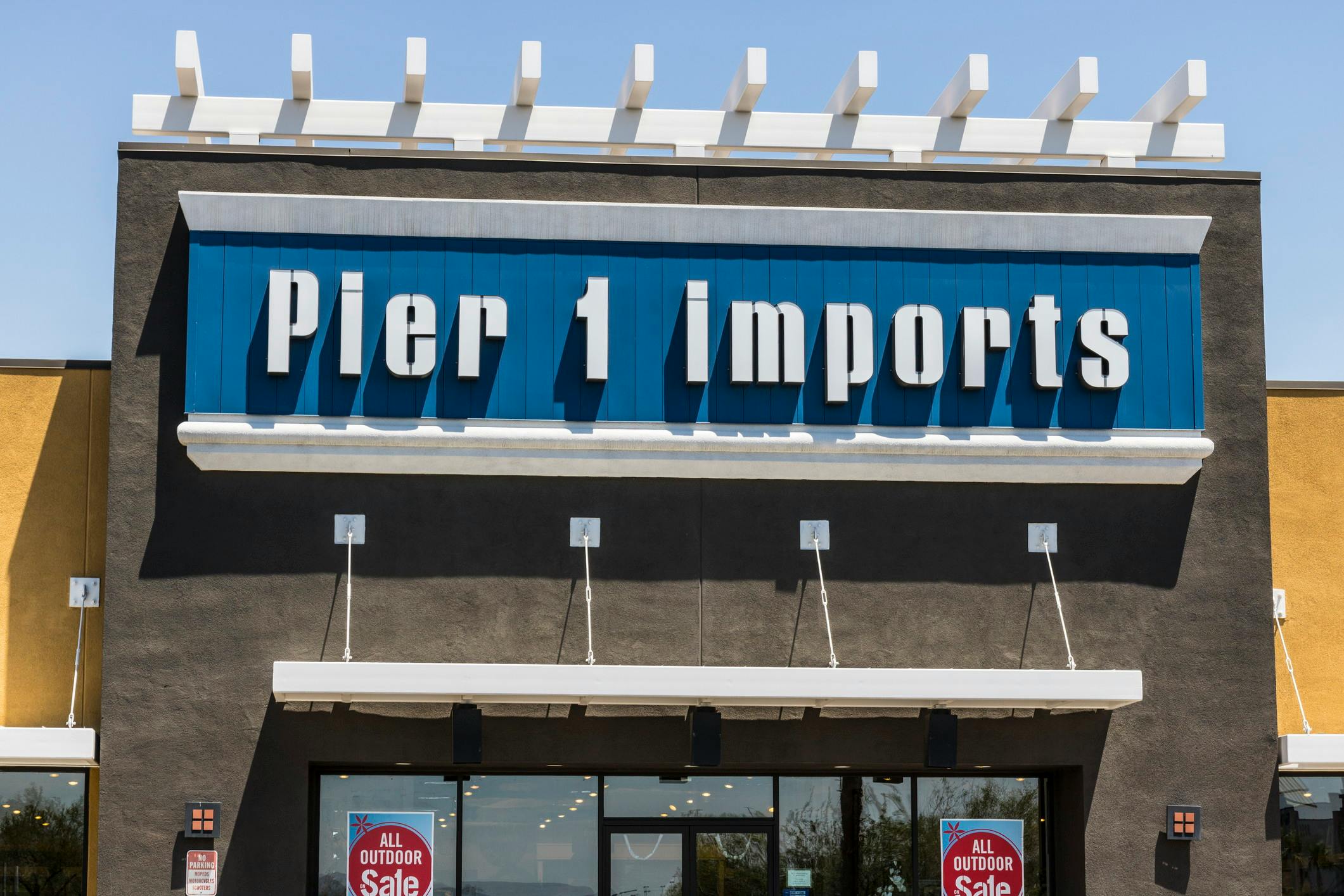 Pier 1 Imports Retail Strip Mall Location.