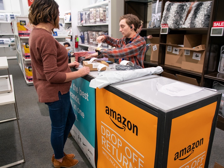 Someone making an Amazon return at Kohl's.