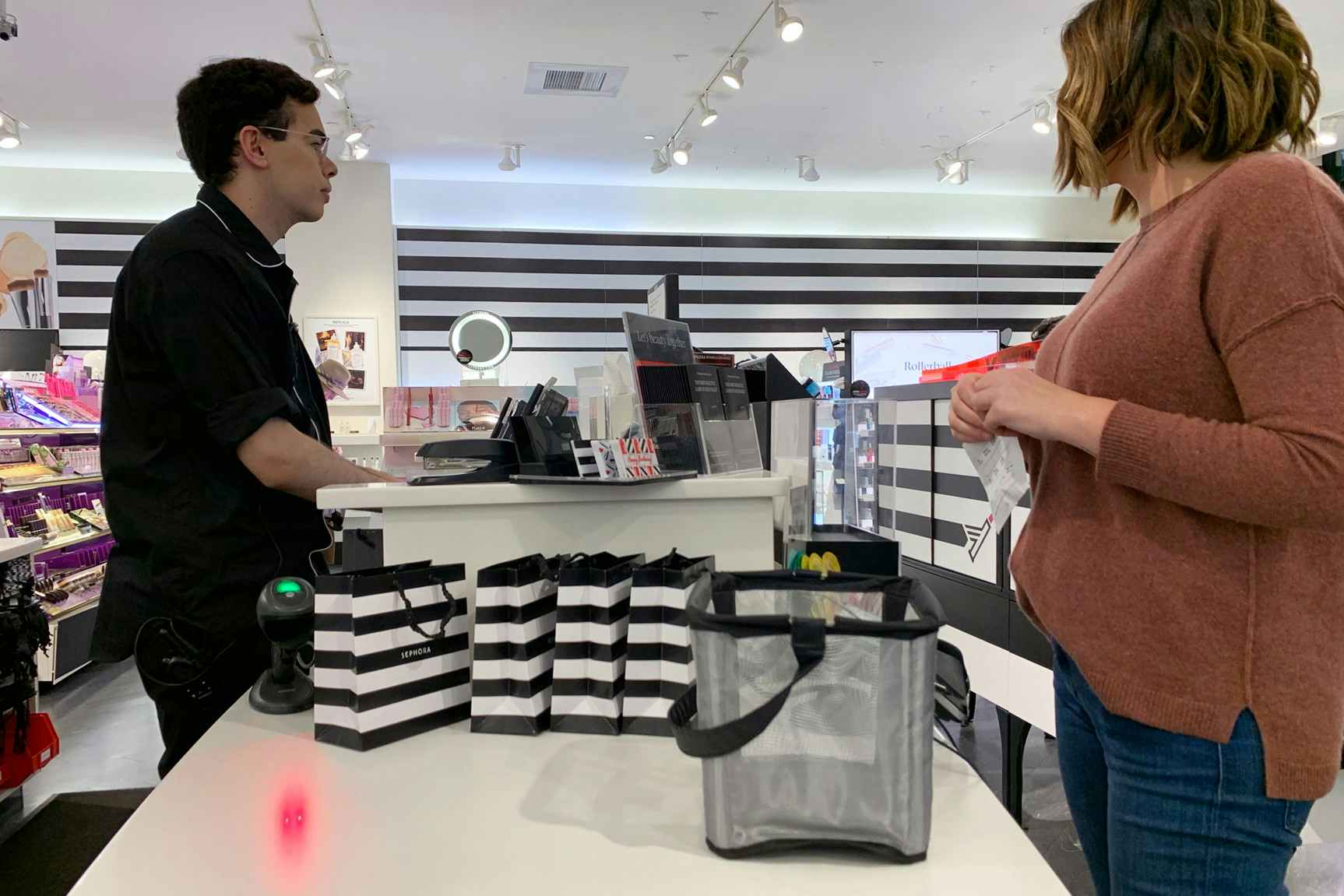 Women with cashier at checkout in Sephora.