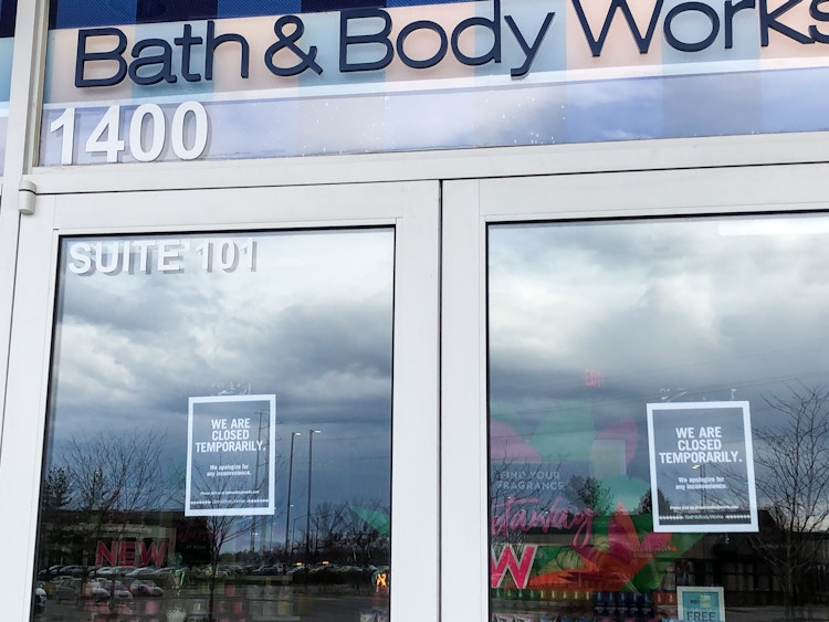 The front of the Bath and Body works store with a closed sign for coronavirus.
