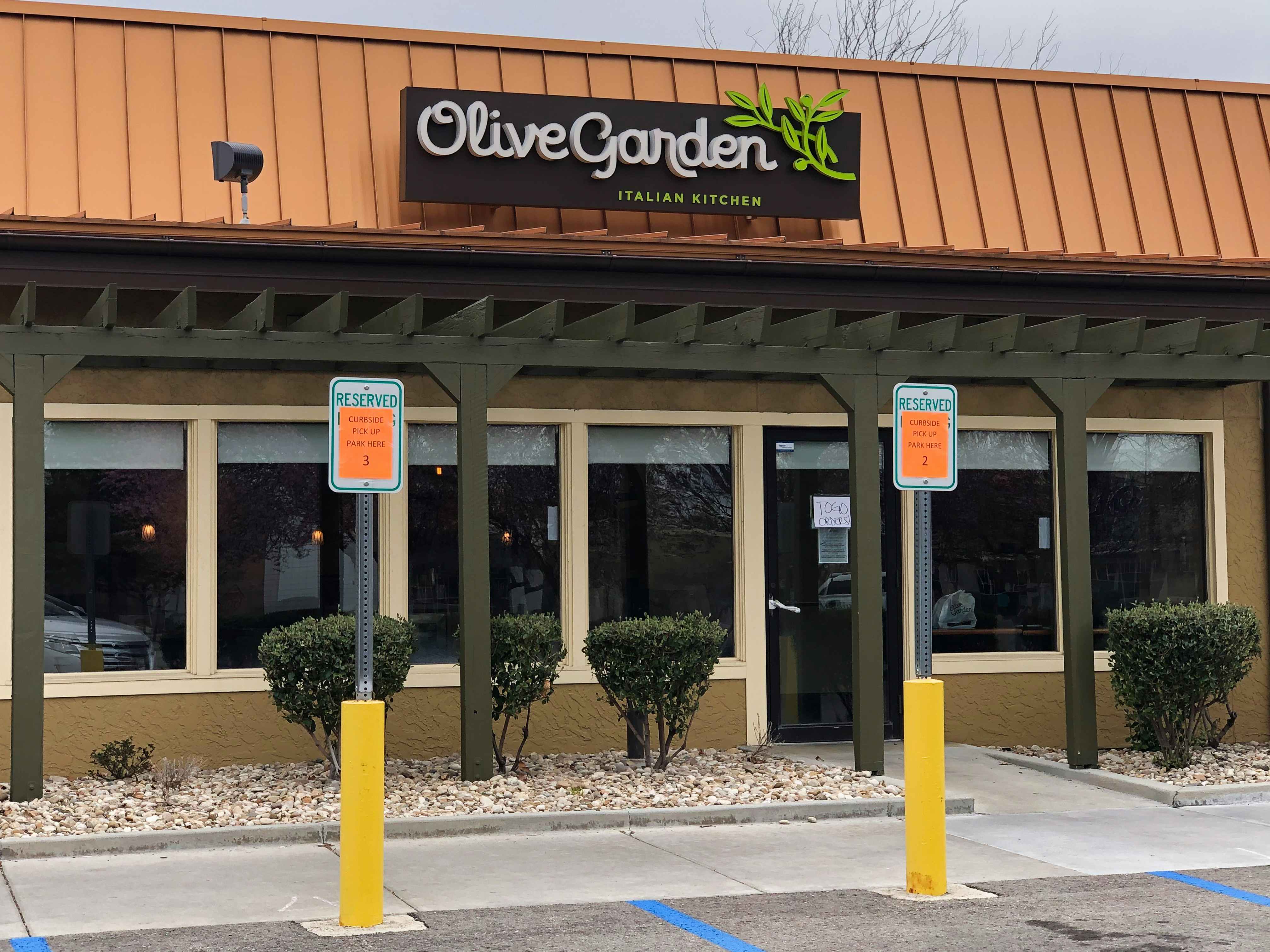 Olive Garden curbside drop-off during the coronavirus outbreak.