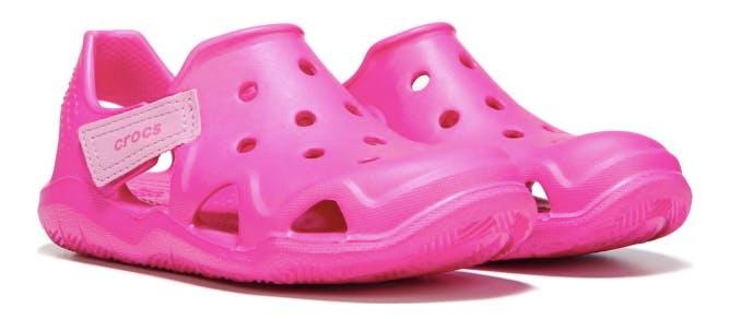 does famous footwear sell crocs