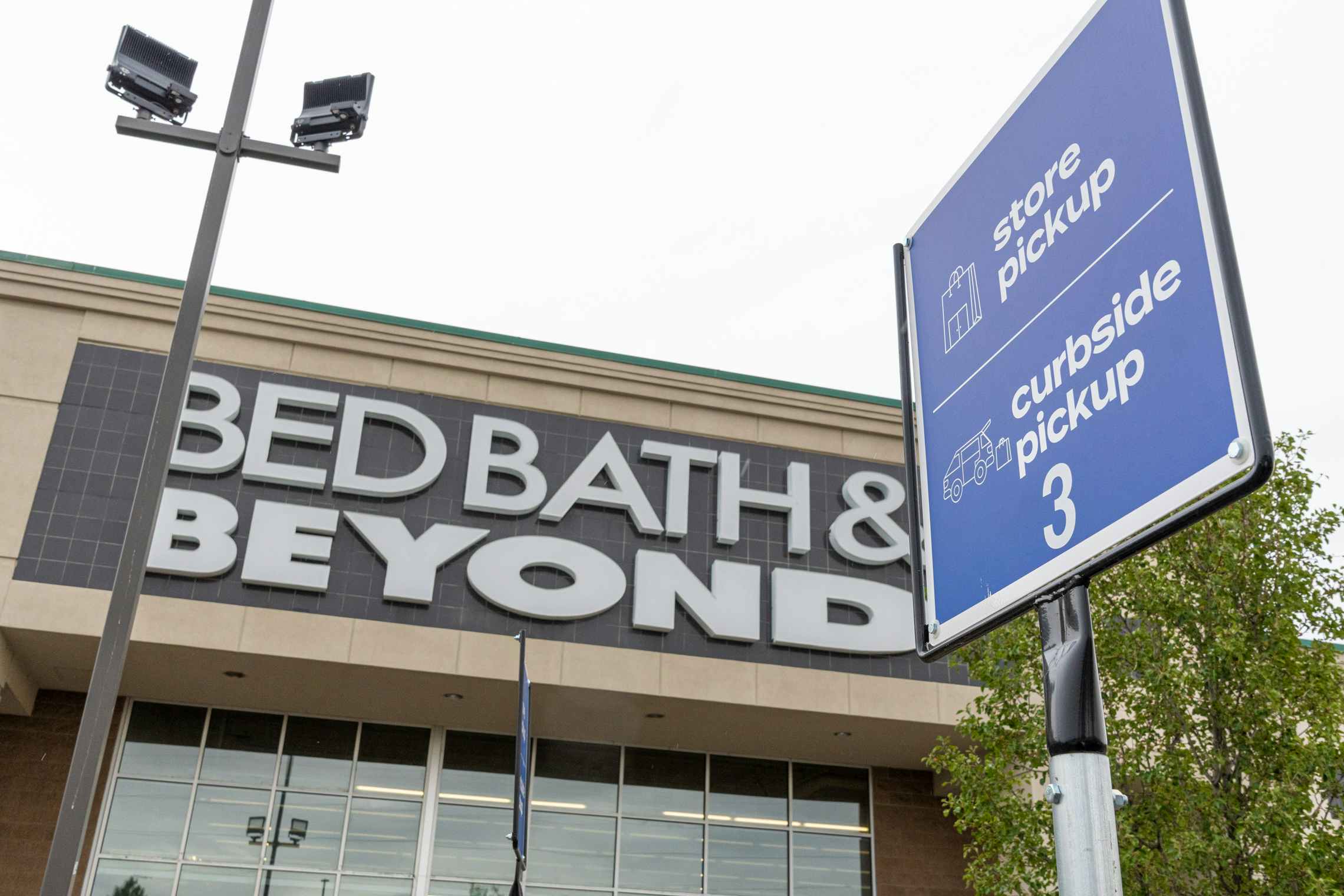 Bed Bath & Beyond store front with Curbside pickup sign.