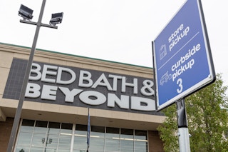 Bed Bath & Beyond store front with Curbside pickup sign.