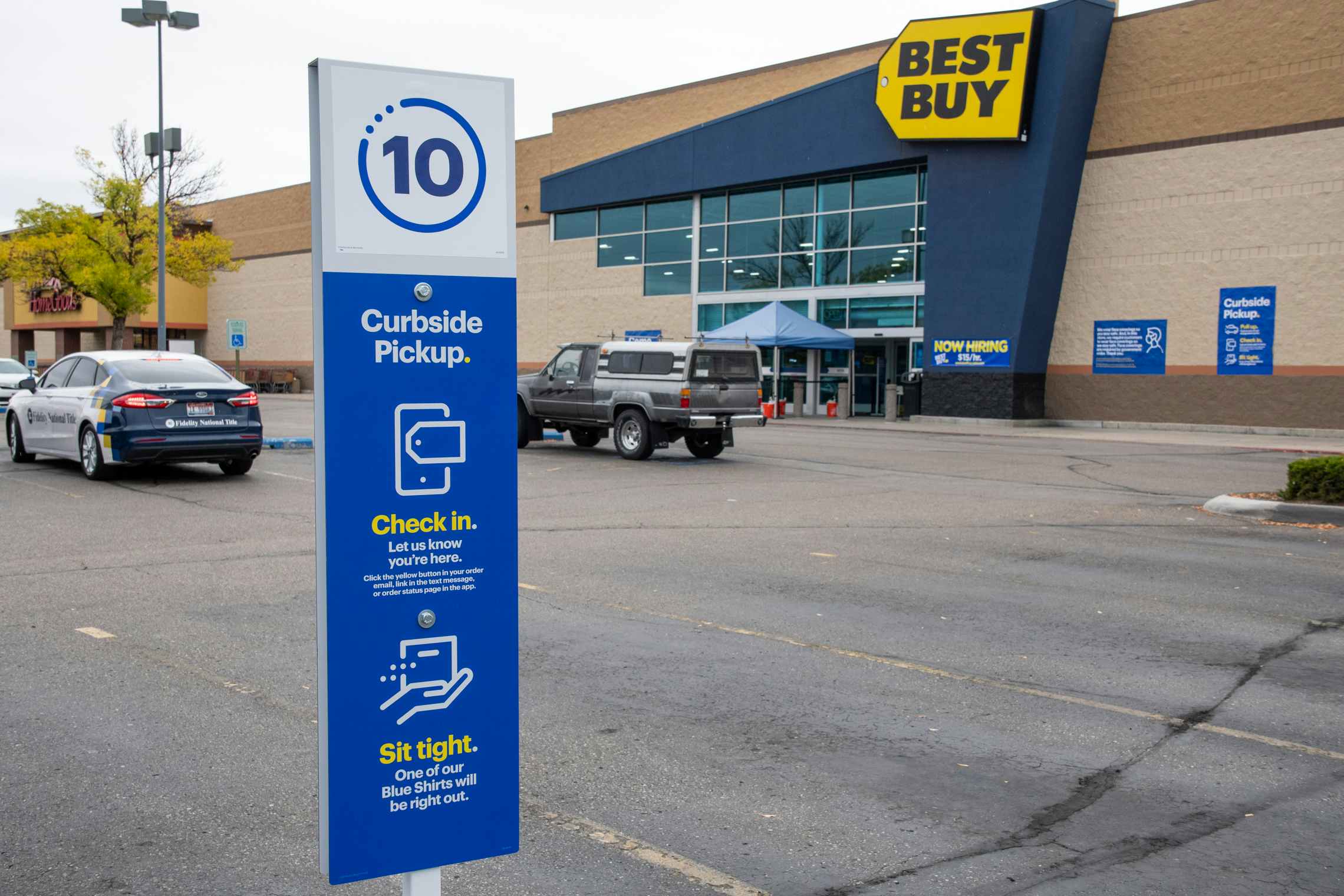 Best buy store front with curbside pickup sign.