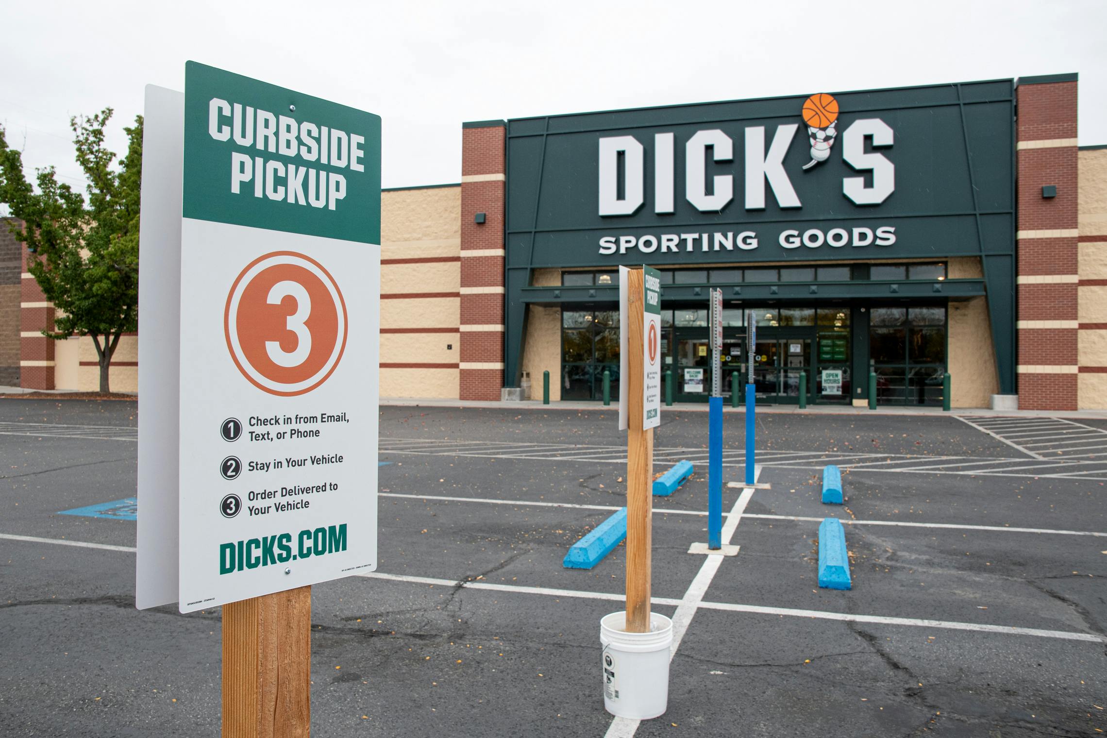 clothing stores with curbside pickup