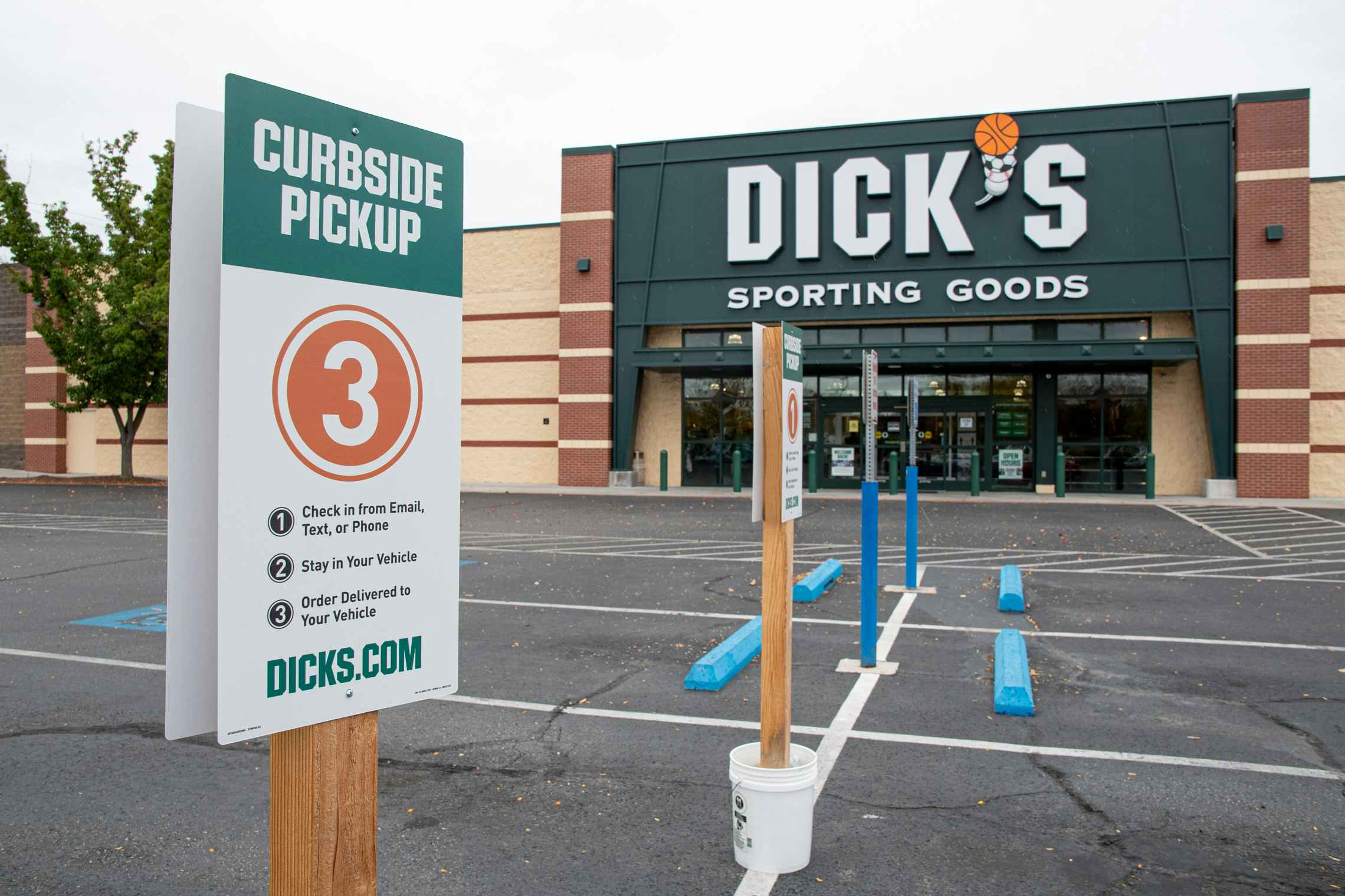 Dicks sporting goods store front with curbside pickup sign
