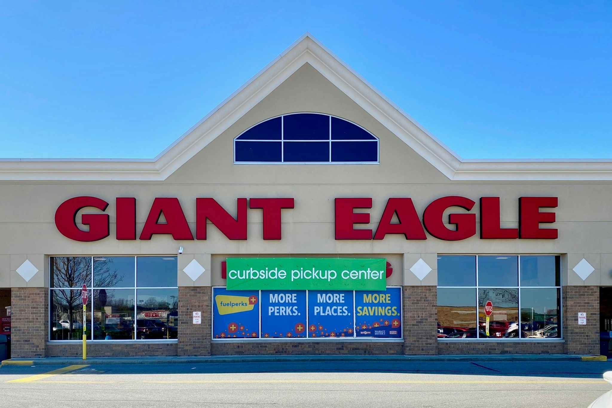 a Giant Eagle store front with a large banner that says "curbside pickup center