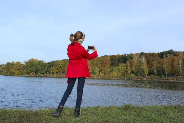 girl takes selfie on instagram