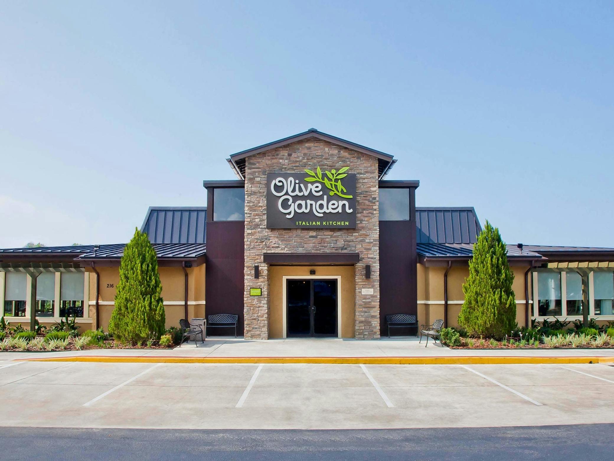 The exterior of an Olive Garden restaurant.