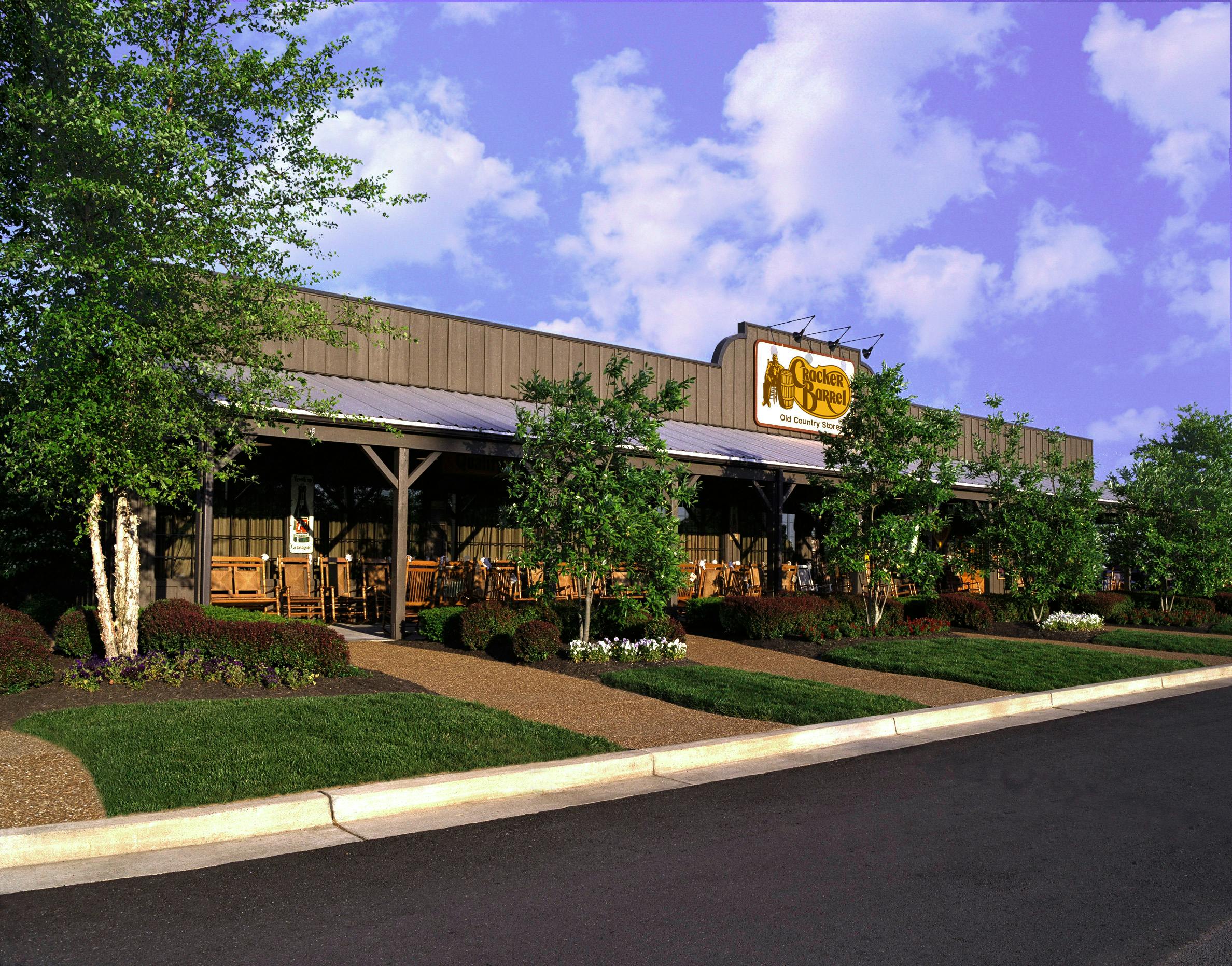 Exterior of a Cracker Barrel restuarant.