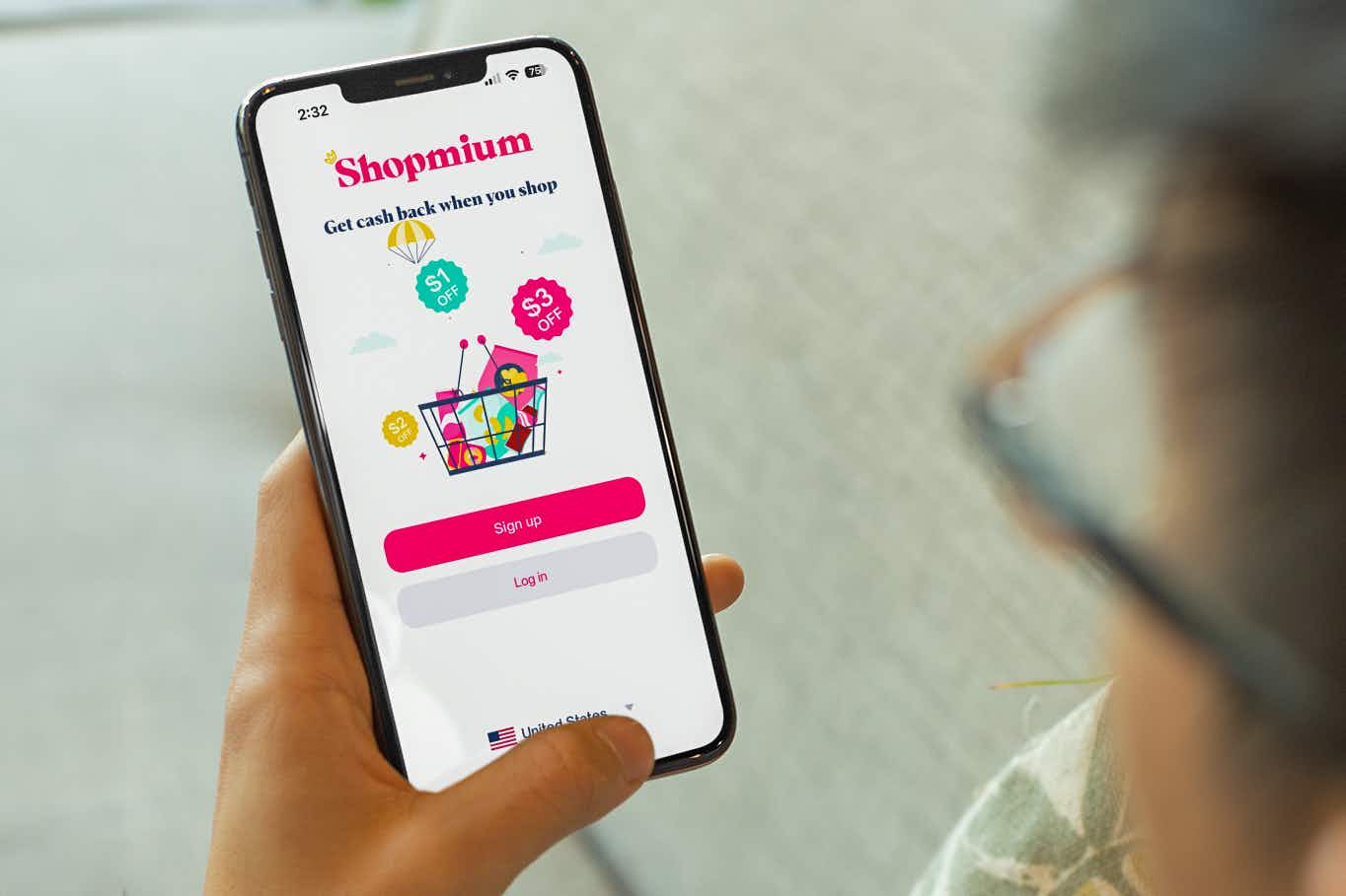 someone signing up for Shopmium on their phone