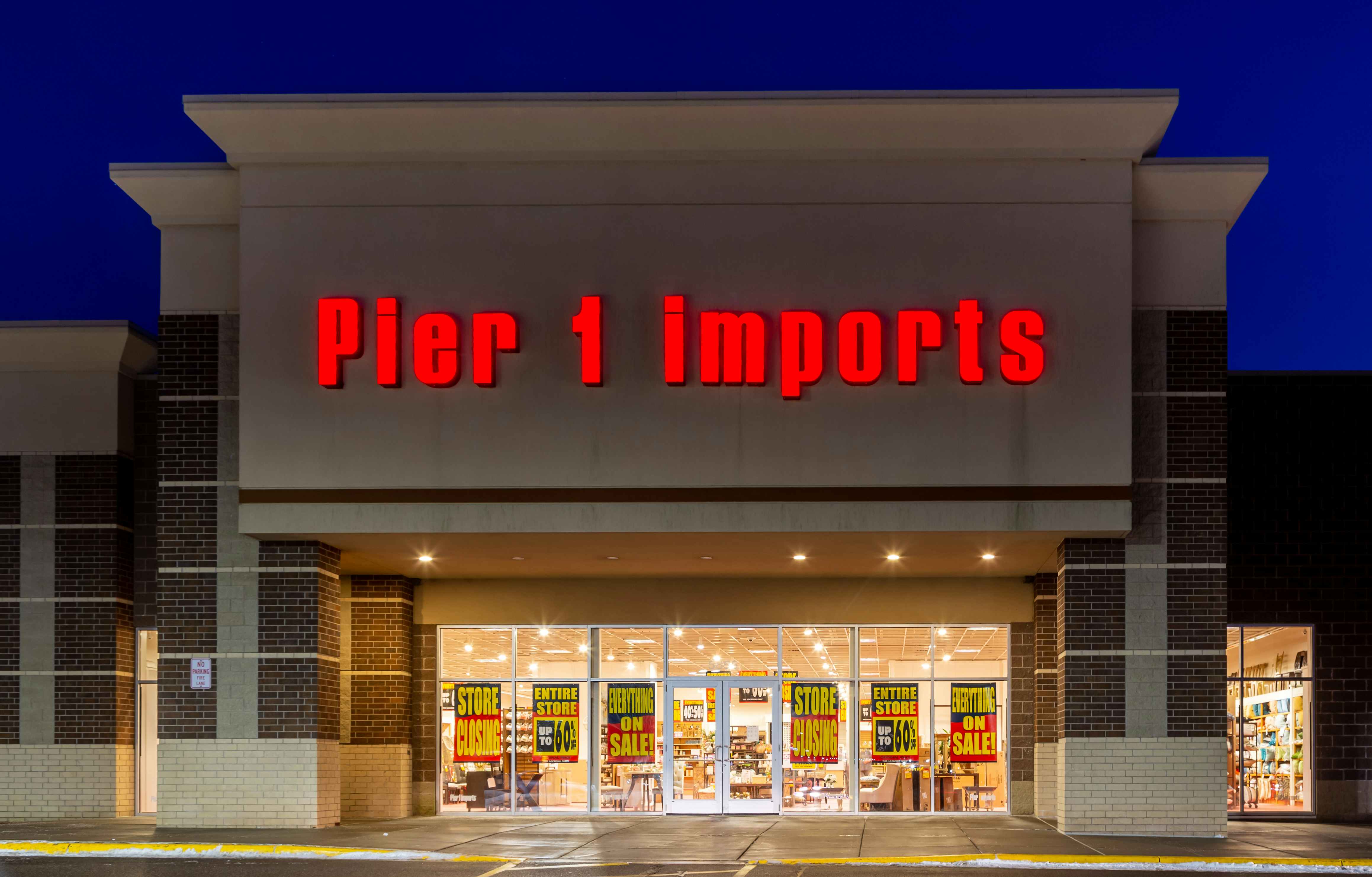 Pier 1 imports store front with "store closing" signs in window.