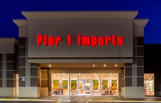 Pier 1 imports store front with "store closing" signs in window.