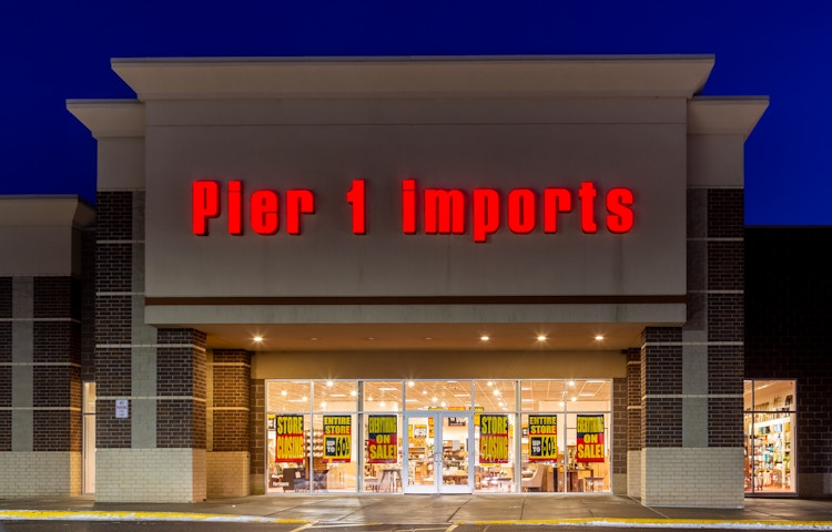 Pier 1 imports store front with "store closing" signs in window.