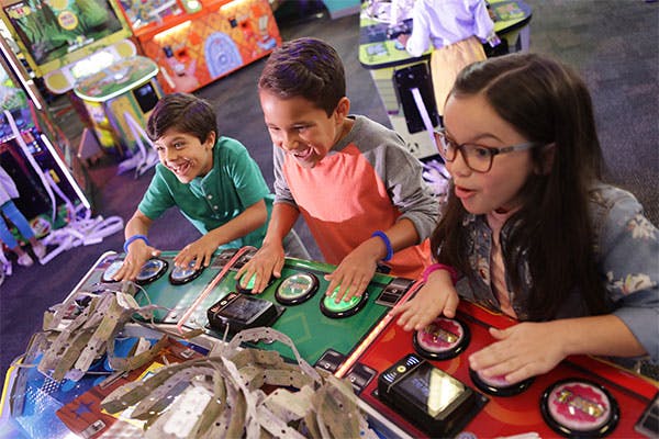 kids play games at chuck e cheese with free tokens for good students