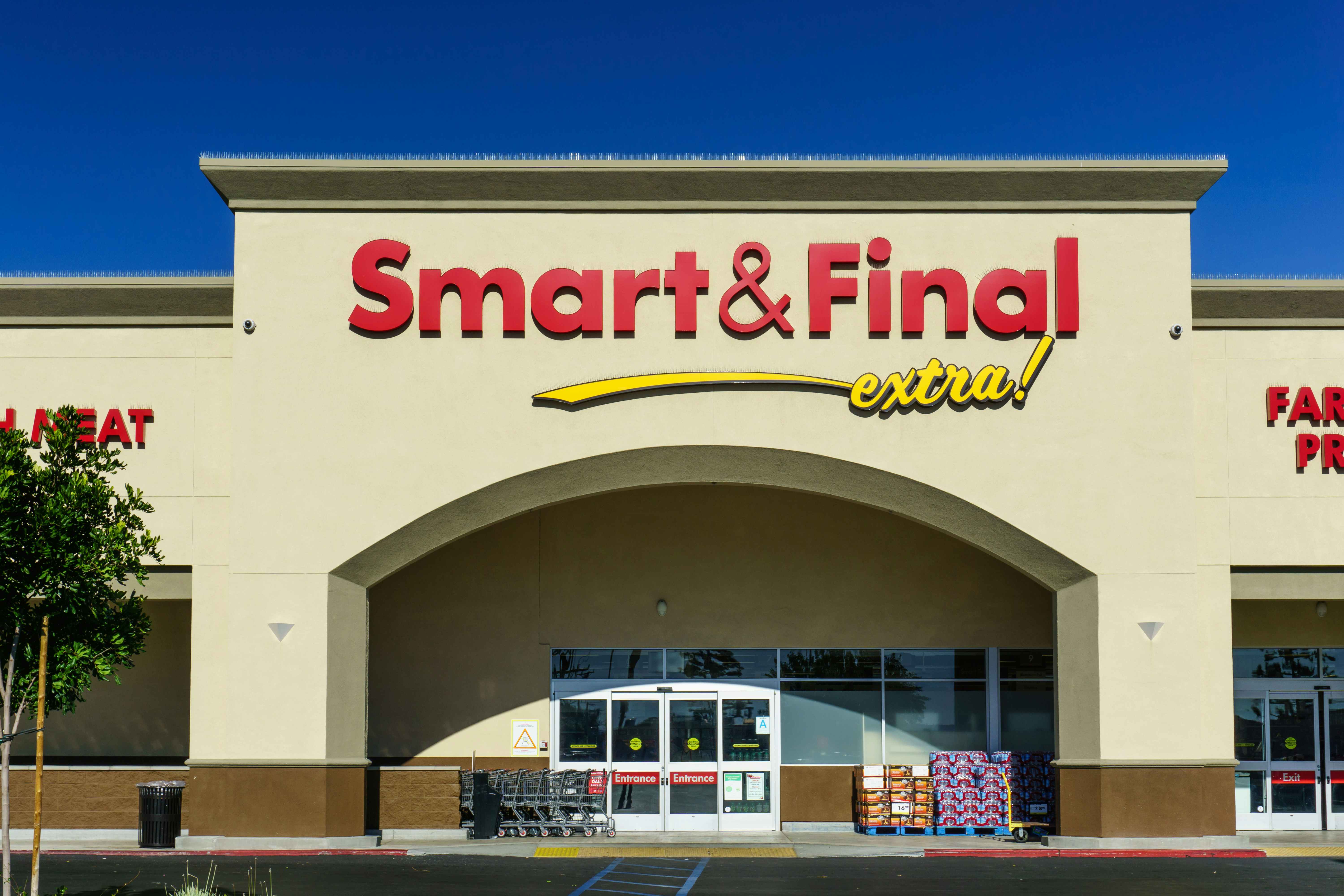 Smart & Final extra store front.
