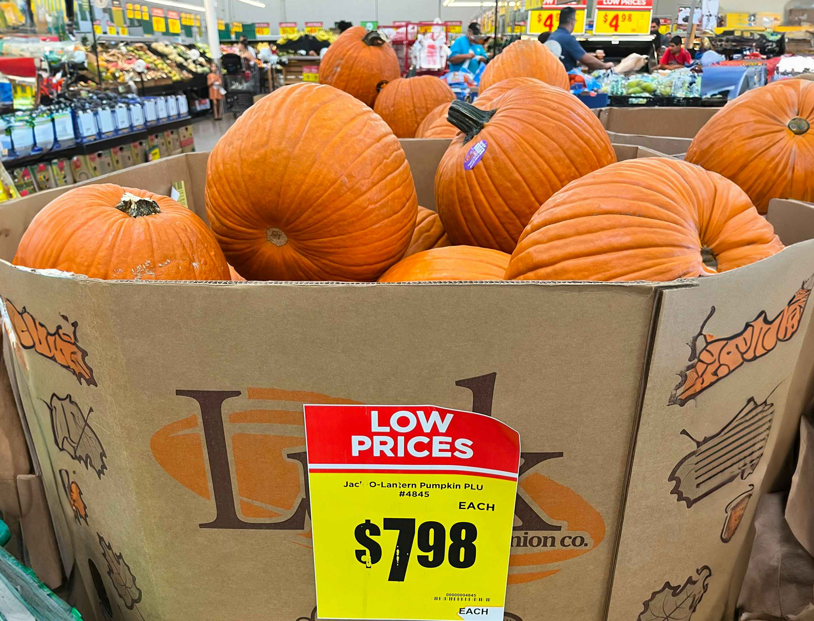 A box of pumpkins at H-E-B with the $7.99 flat rate price displayed
