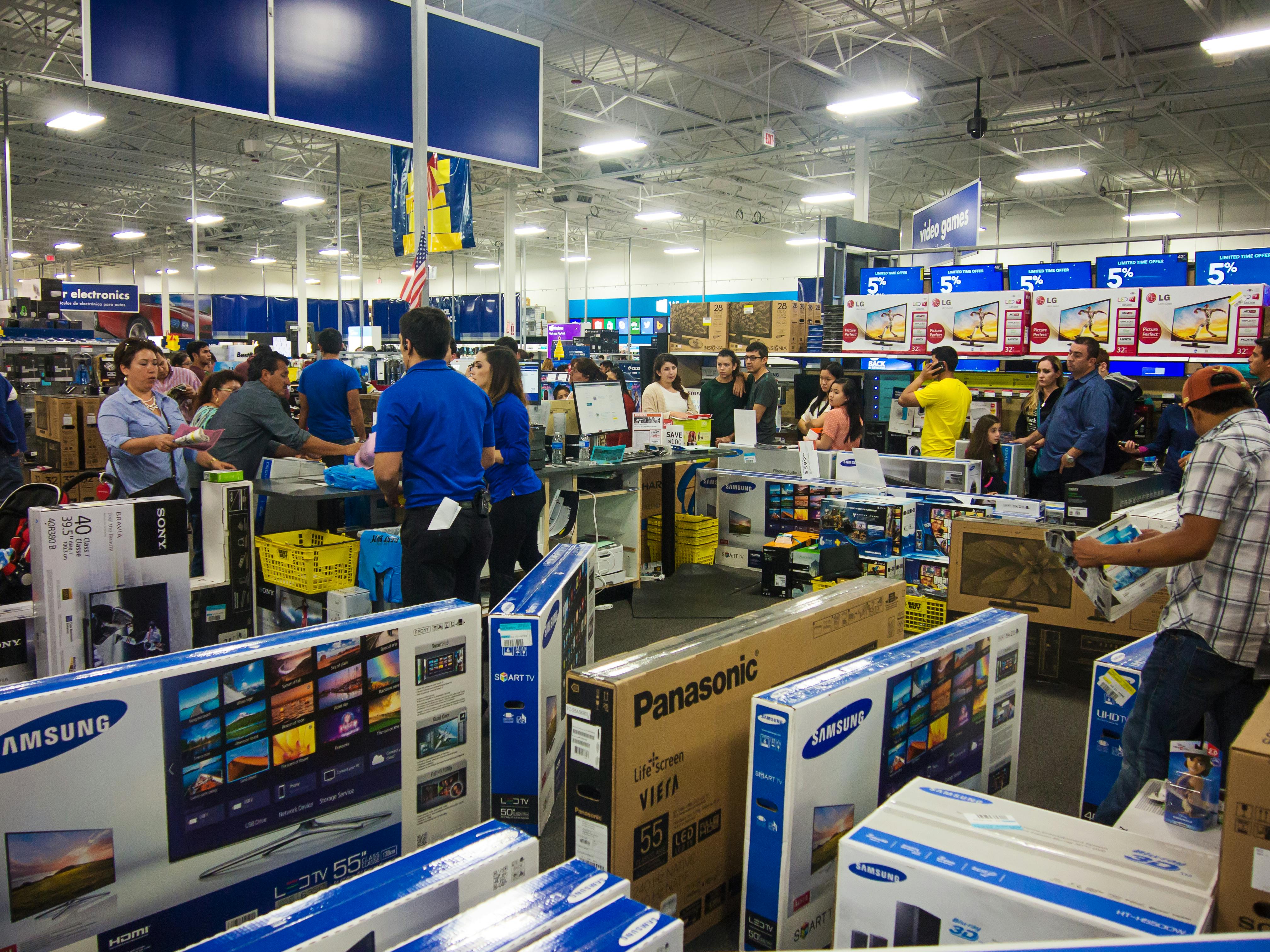 Lines of people buying TVs during Best Buy Black Friday